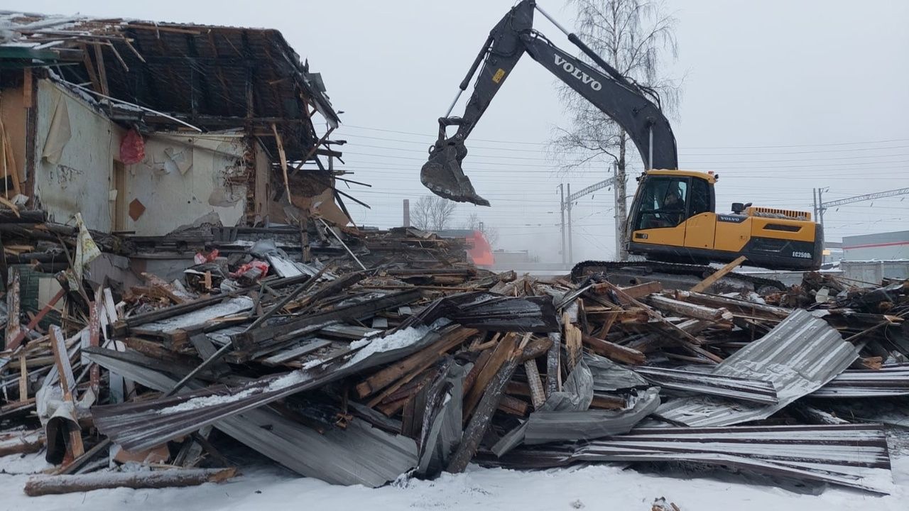 Строительные компании снесли еще два аварийных дома в Петрозаводске