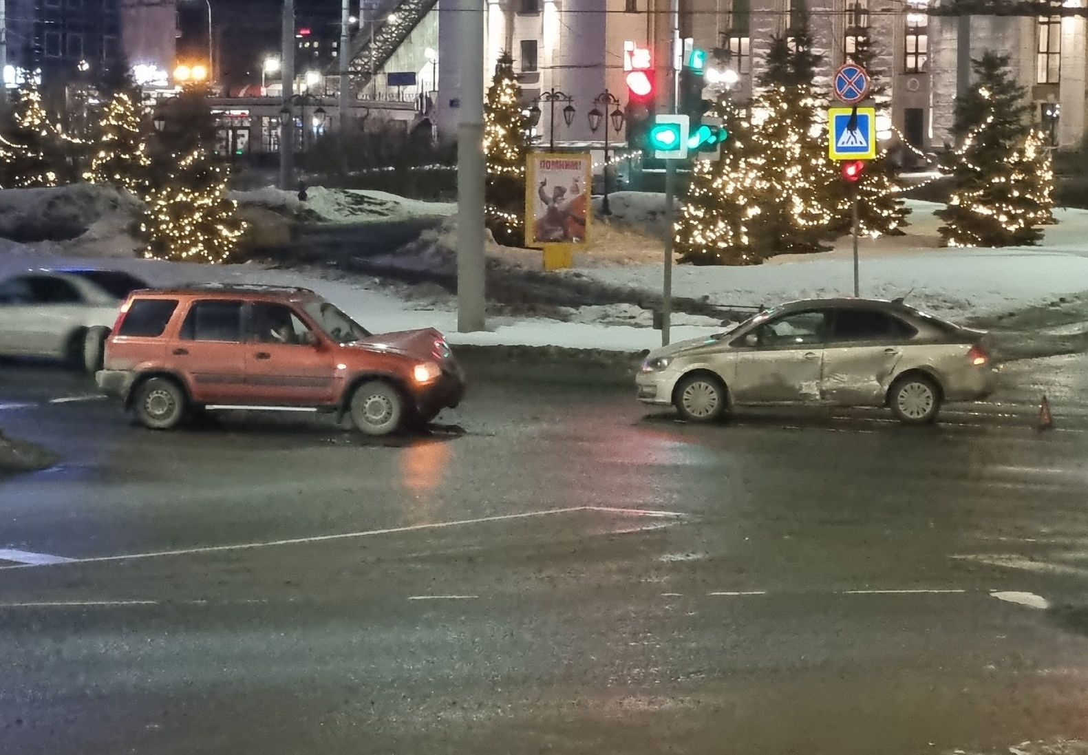 На площади Гагарина в Петрозаводске жестко столкнулись два легковых автомобиля