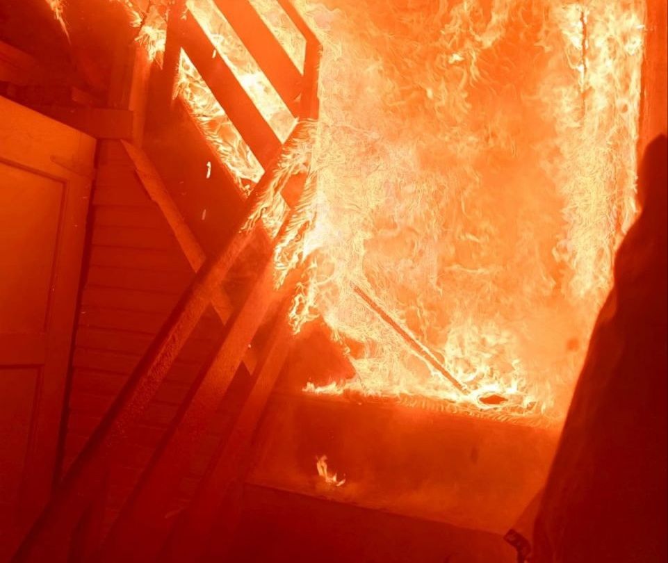 Двоих человек спасли при пожаре в поселке Ихала