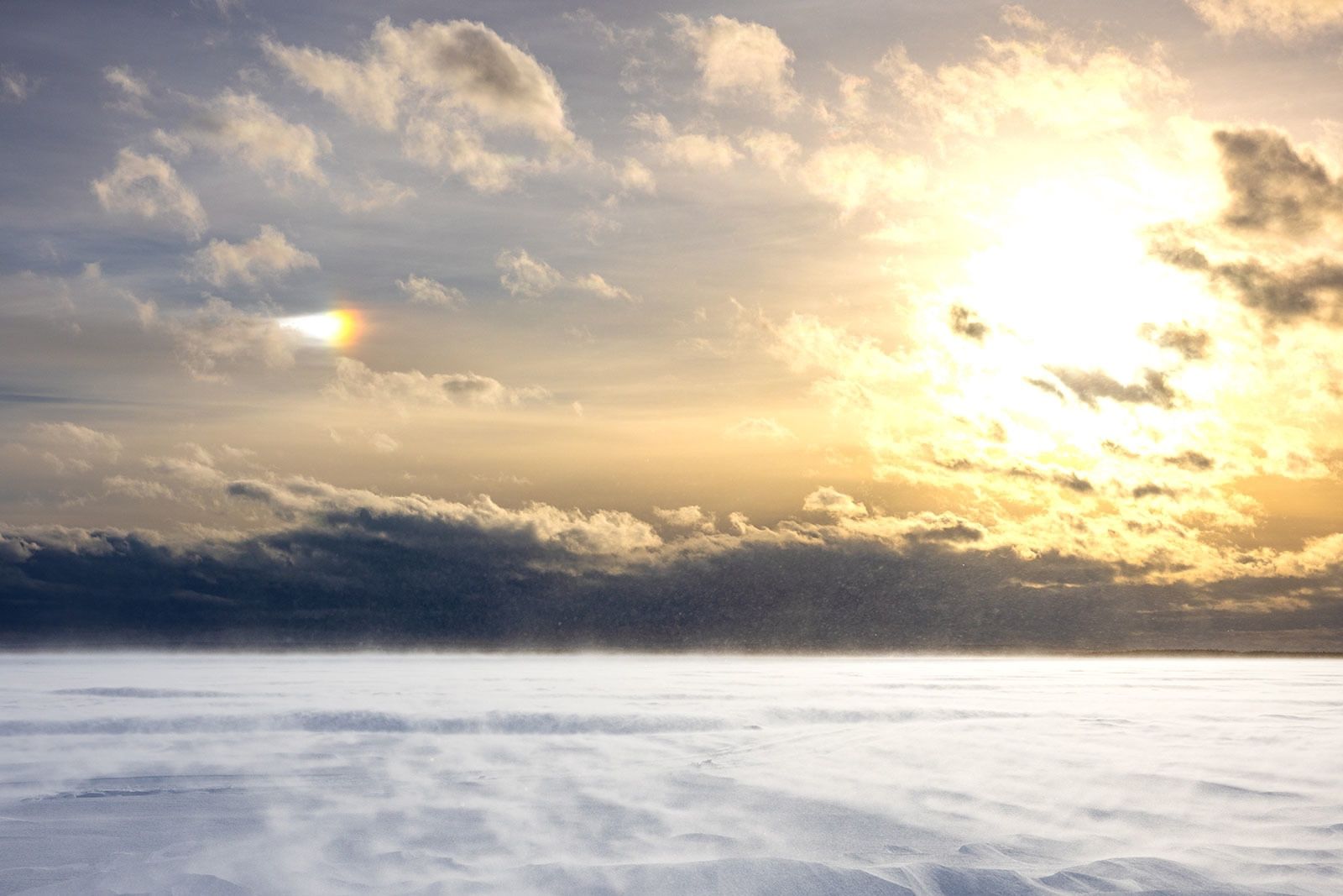 Карельский фотограф запечатлел редкое атмосферное явление над Онежским озером