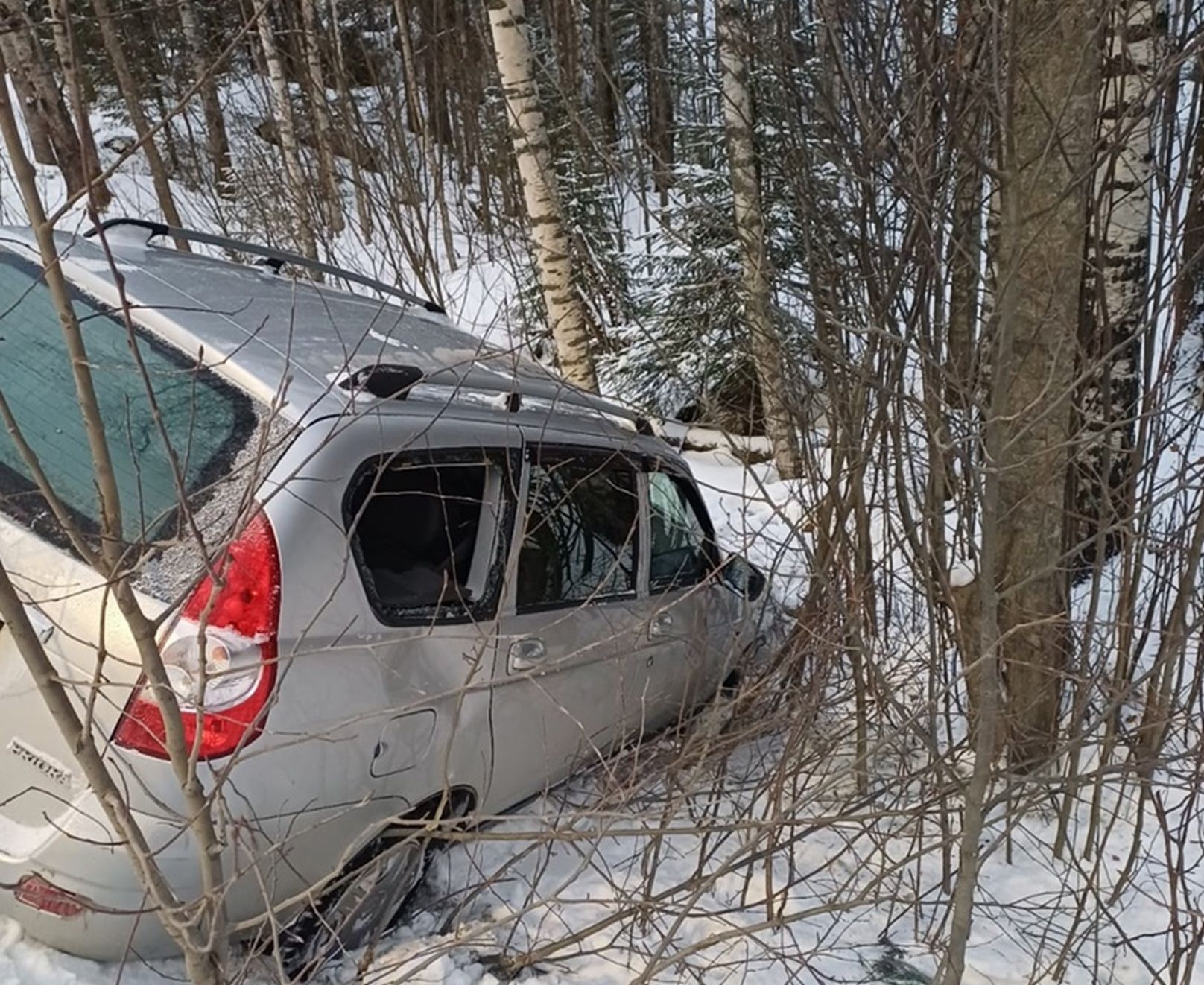 Два автомобиля съехали в кювет в Карелии. Есть пострадавшие
