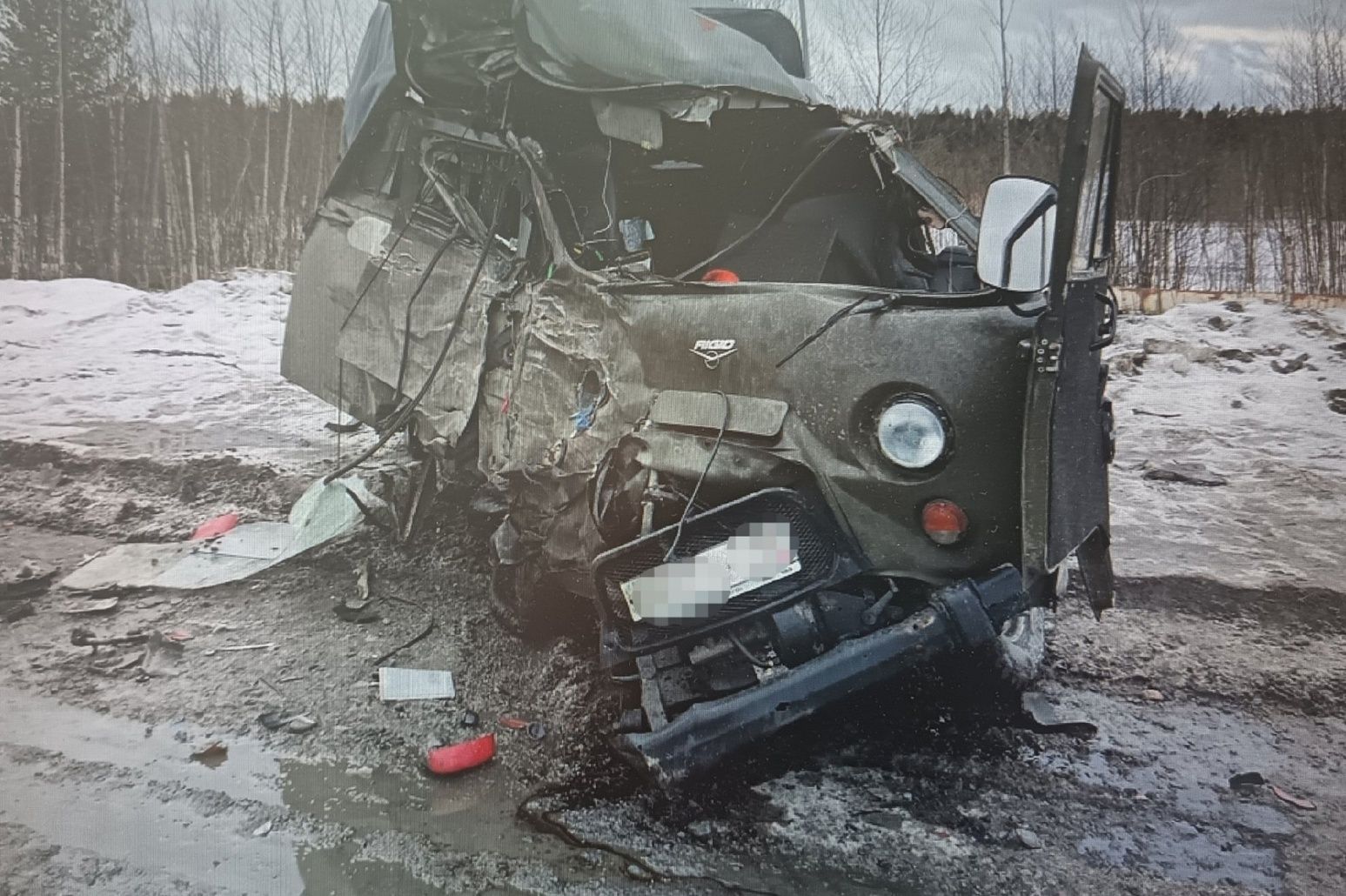 В Костомукше УАЗ вылетел на встречную полосу и столкнулся с грузовиком