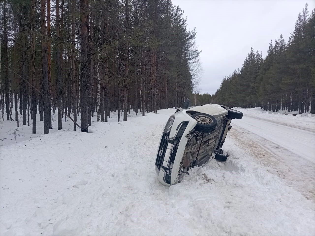 Машина с женщиной и ребенком опрокинулась на трассе в Карелии