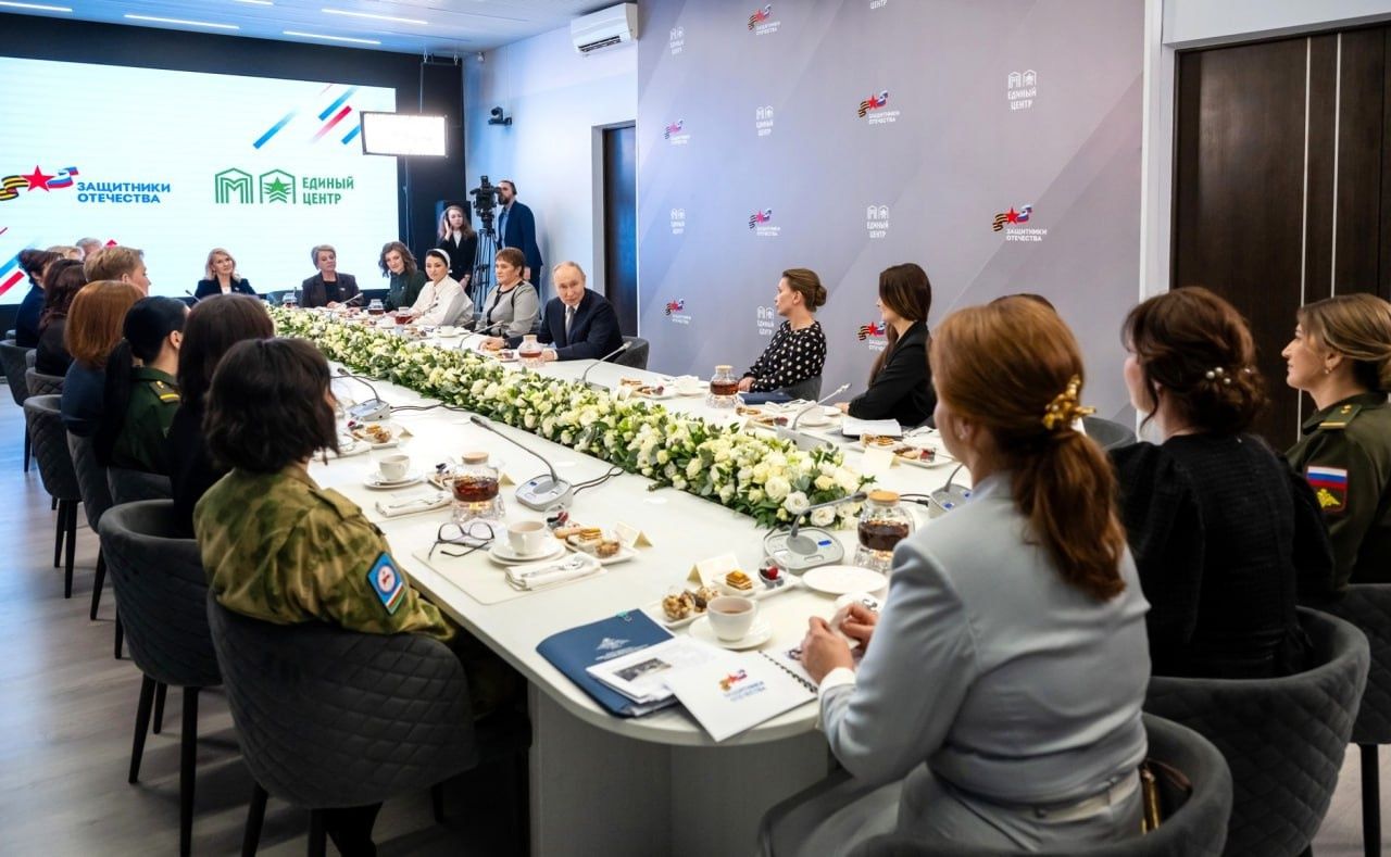 Президент встретился с сотрудницами и подопечными фонда «Защитники Отечества»