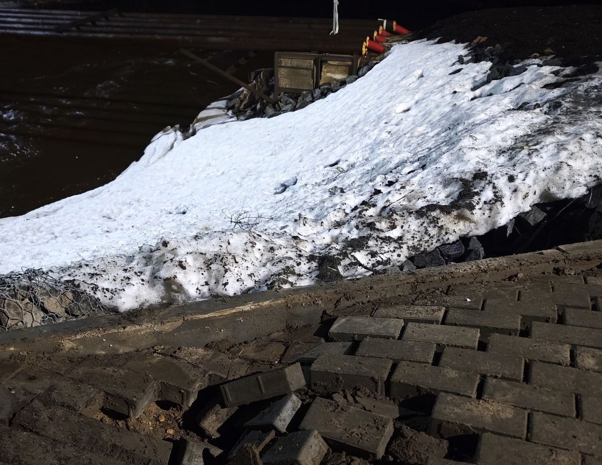 Тротуарная плитка разваливается возле построенного в прошлом году моста в Петрозаводске