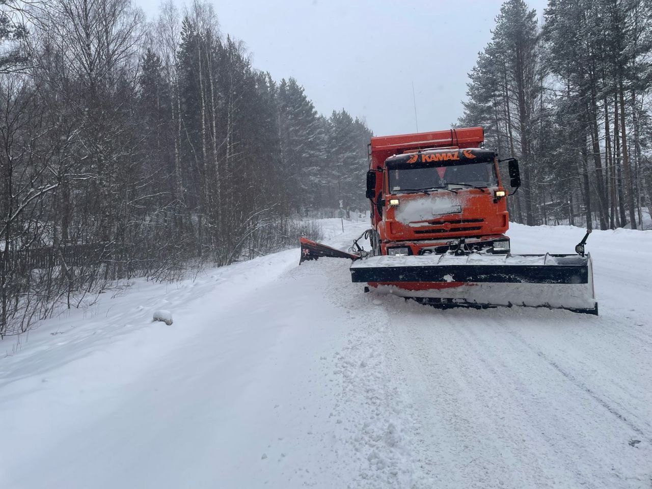 100 единиц техники чистят дороги в Карелии