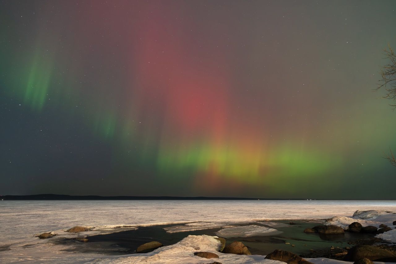Кадрами северного сияния делятся фотографы в Карелии