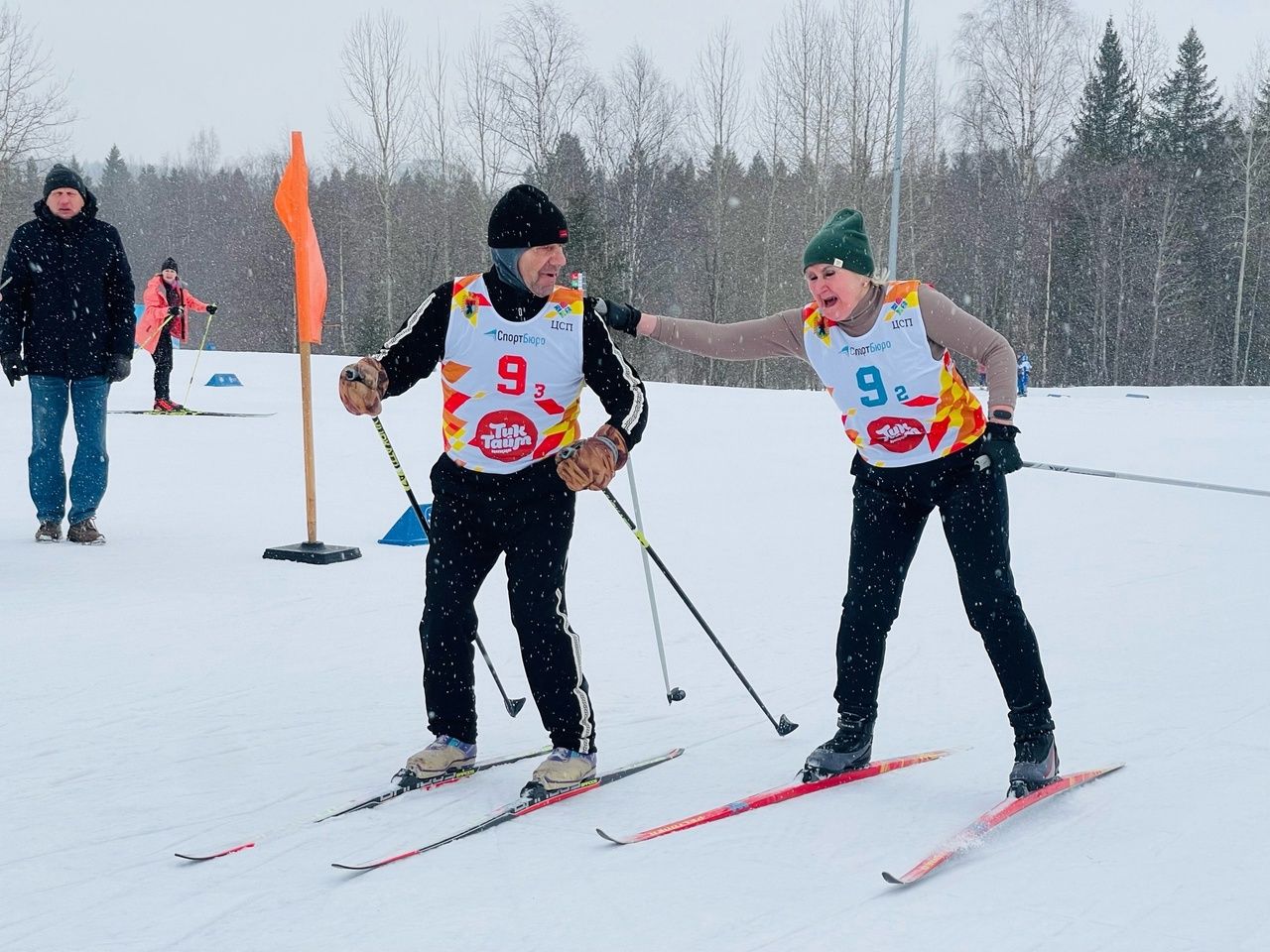 Пожилые спортсмены приняли участие в соревнованиях по лыжным гонкам