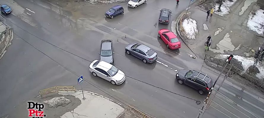 В Петрозаводске странный маневр водителя привел к ДТП В Петрозаводске странный маневр водителя привел к ДТП