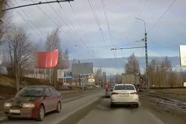 В Петрозаводске у легкового автомобиля сорвало капот по время движения