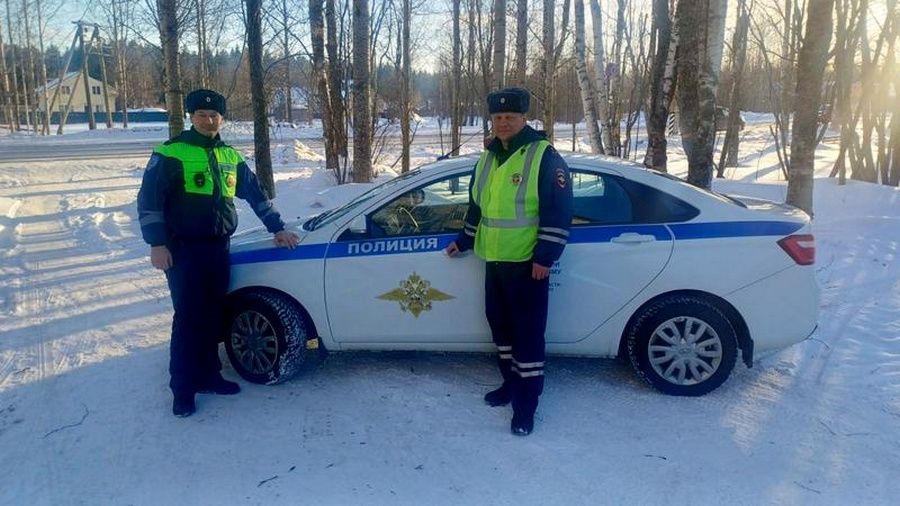 В Карелии инспекторы ДПС помогли водителю потушить загоревшийся автомобиль