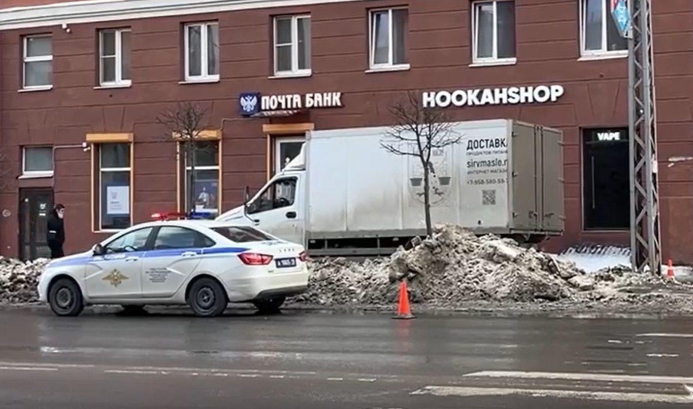 Грузовик сбил 73-летнего мужчину на тротуаре в центре Петрозаводска