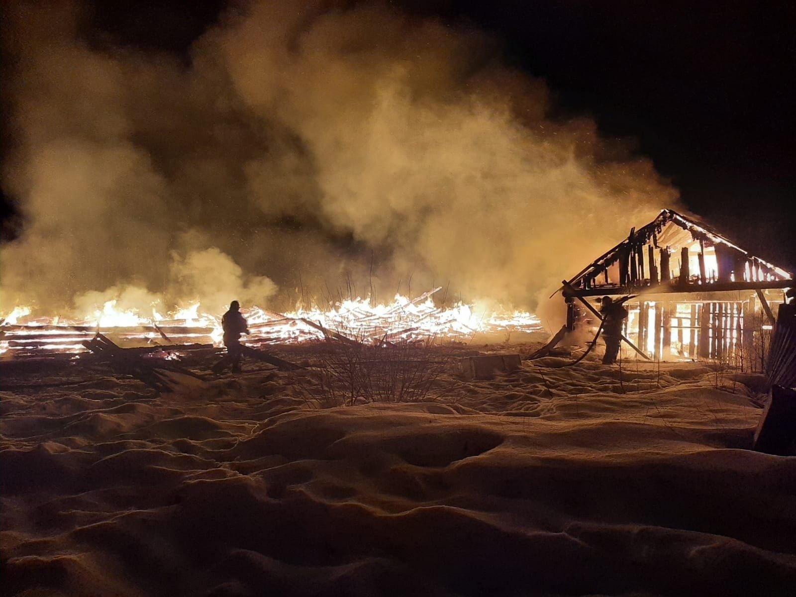 В Кеми ночью сгорели два здания