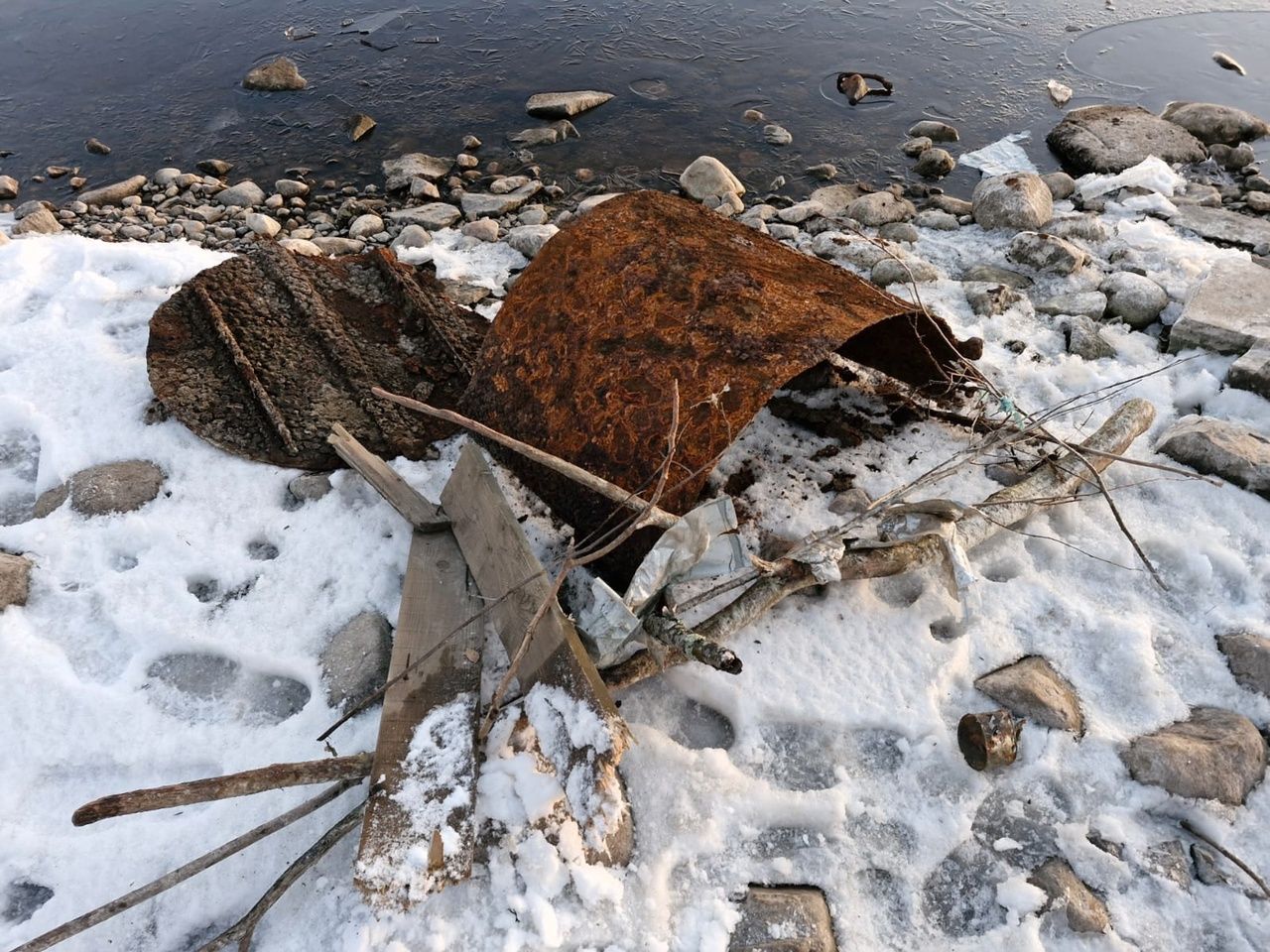 Водолазы прочистили засор возле Лососинской плотины