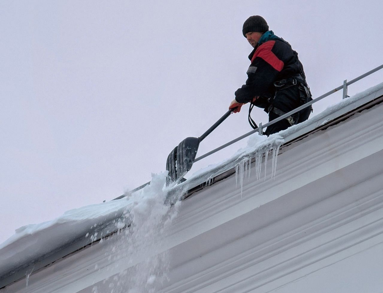 В Петрозаводске усилят контроль за уборкой снега и сосулек с крыш