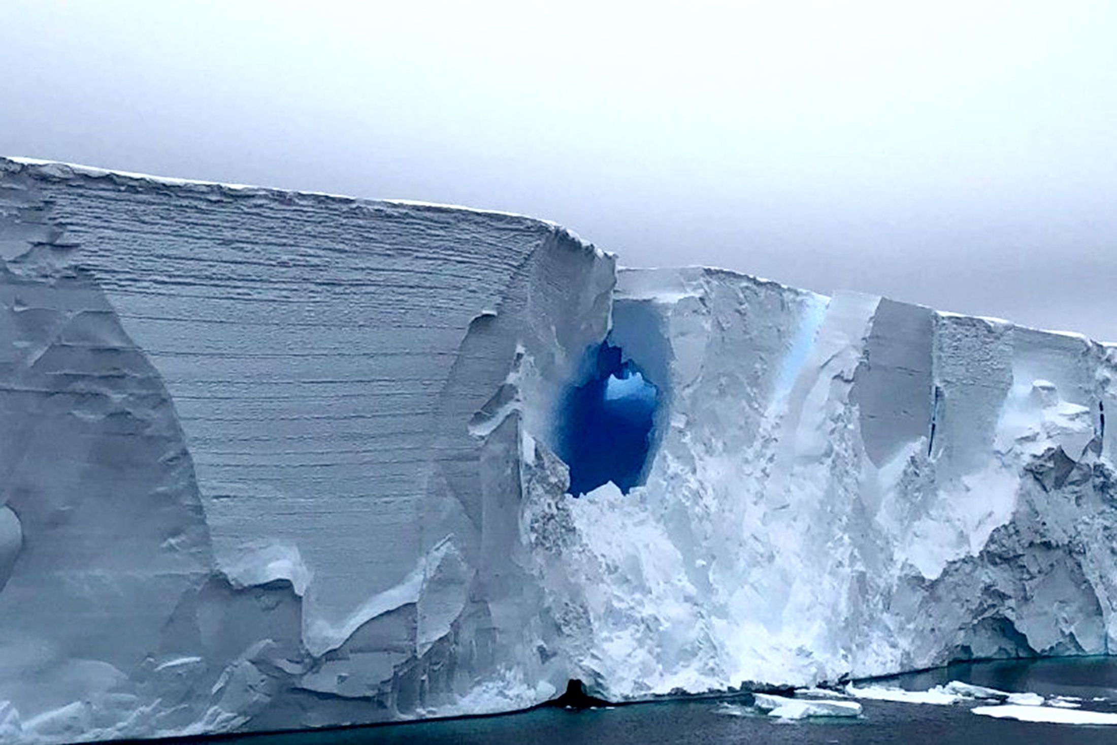 Самый большой айсберг в мире сел на мель после почти 40-летнего путешествия из Антарктиды