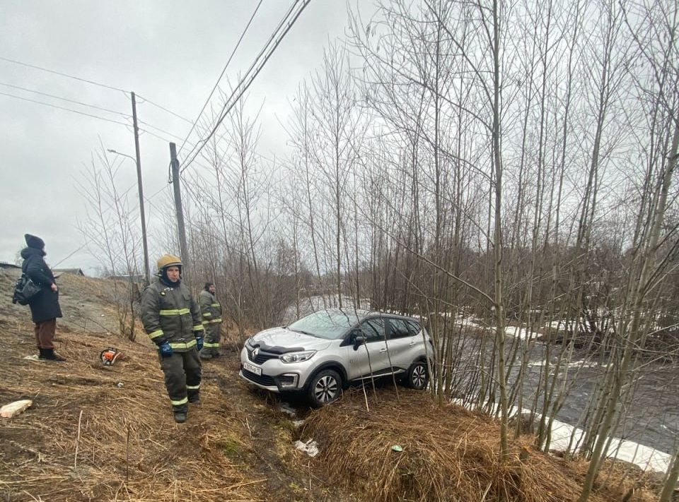 Машина едва не скатилась в реку в Медвежьегорске