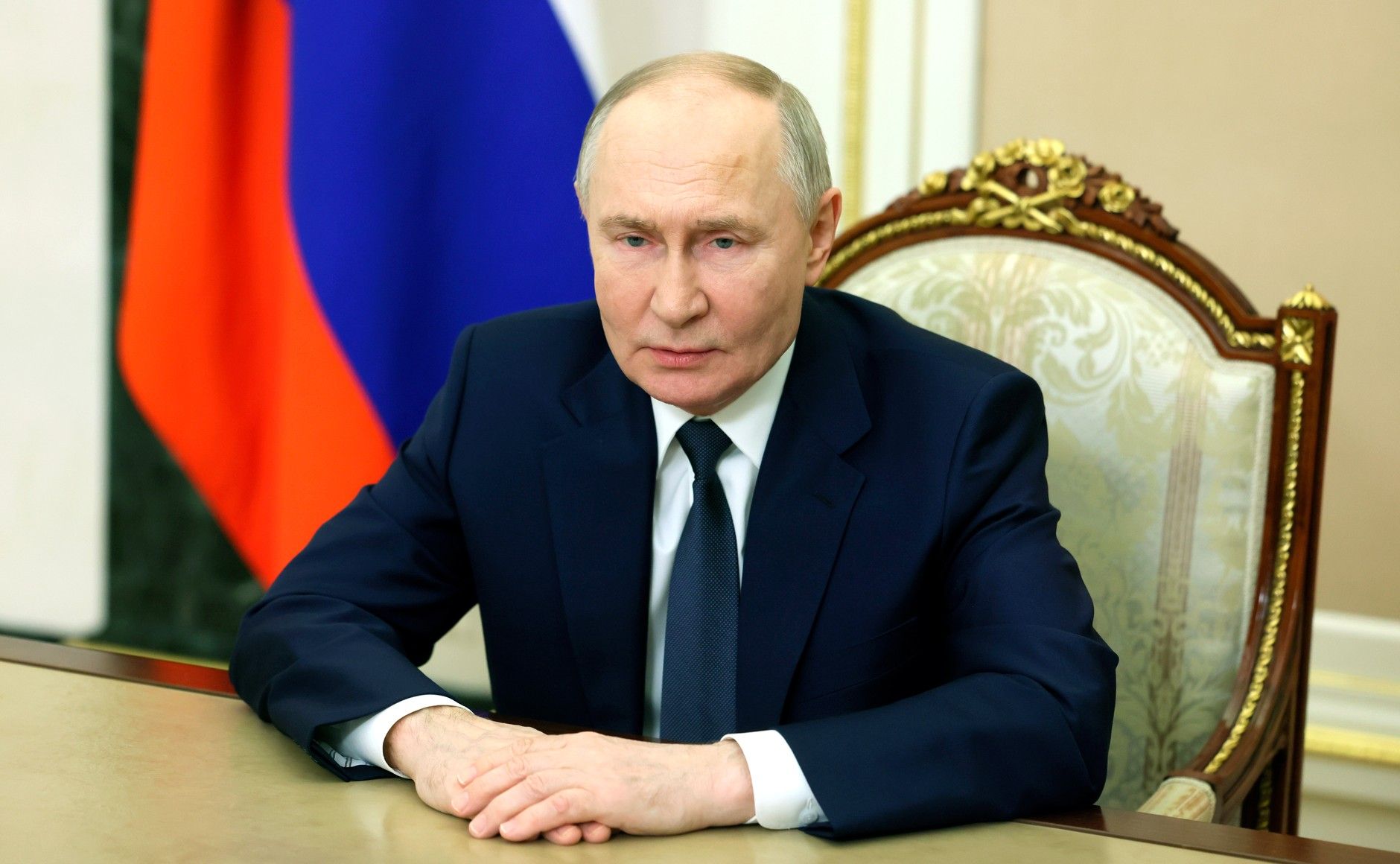 Путин впервые преклонил колени для молитвы во время захвата «Норд-Оста» Путин впервые преклонил колени для молитвы во время захвата «Норд-Оста»