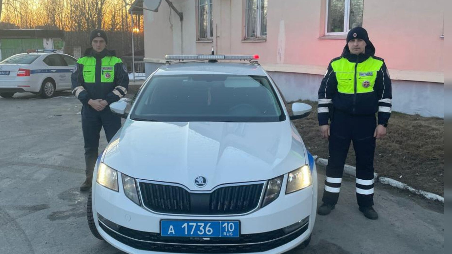 Сотрудники Госавтоинспекции доставили в больницу водителя