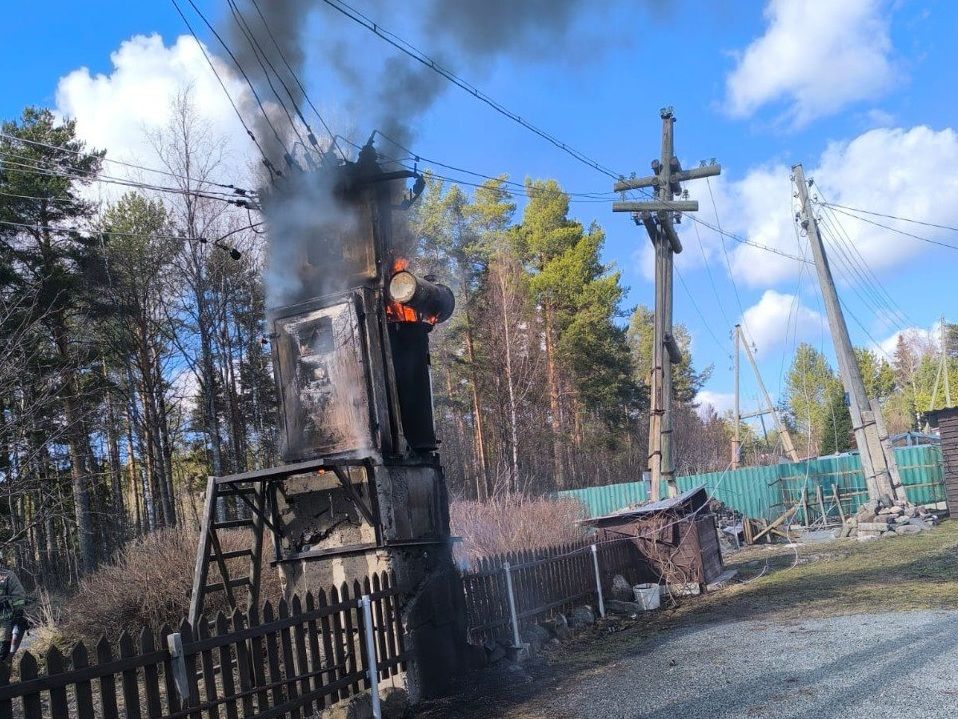 В дачном поселке в Прионежье загорелся трансформатор