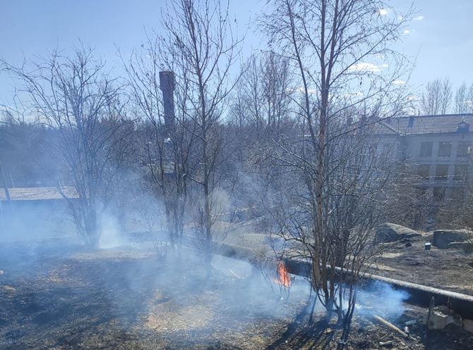 Пламя с горящей травы в Кеми перекинулось на теплотрассу и гараж