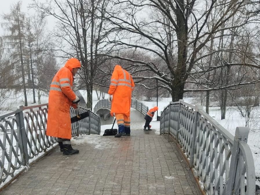 В Петрозаводске весь день убирали снег