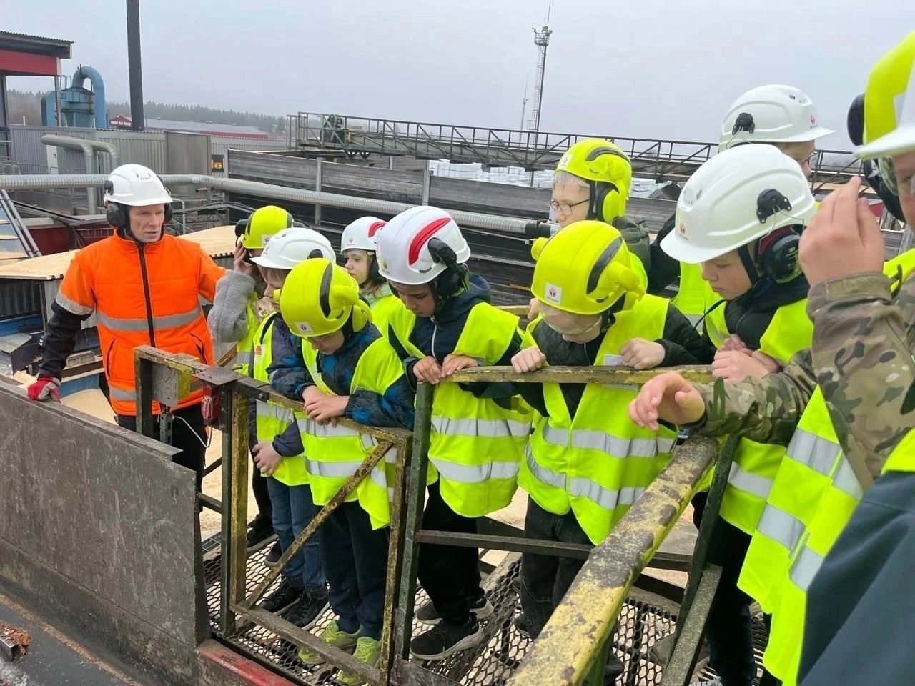 Школьники Карелии познакомились с работой ведущих предприятий региона