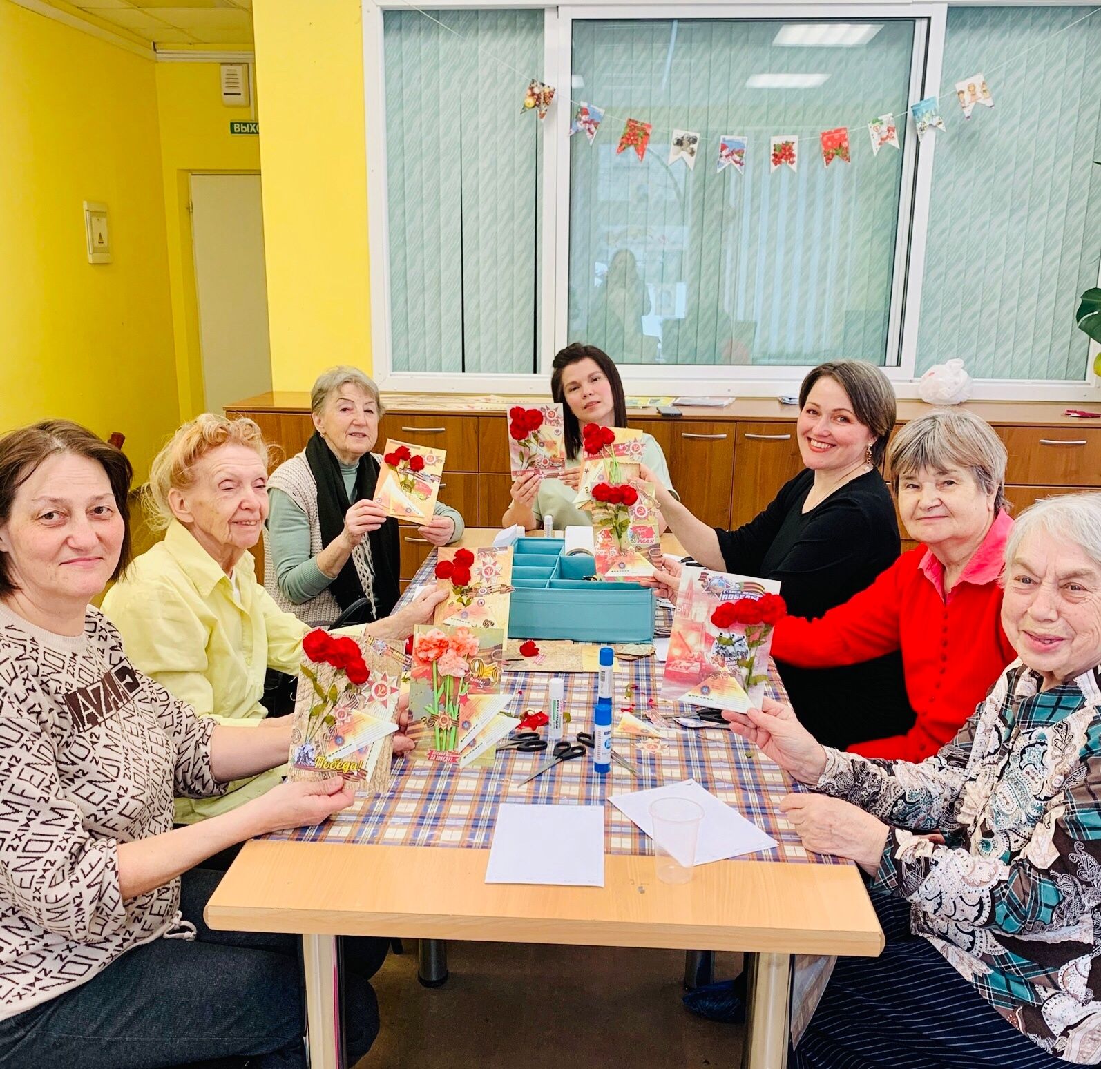 Подопечные Комплексного центра социального обслуживания создают открытки для военных