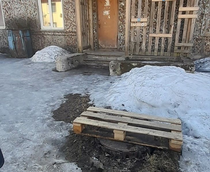 17-летняя девочка упала в колодец возле дома в Медвежьегорске