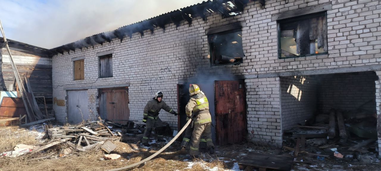 В Прионежье тушили пожар в гаражном кооперативе