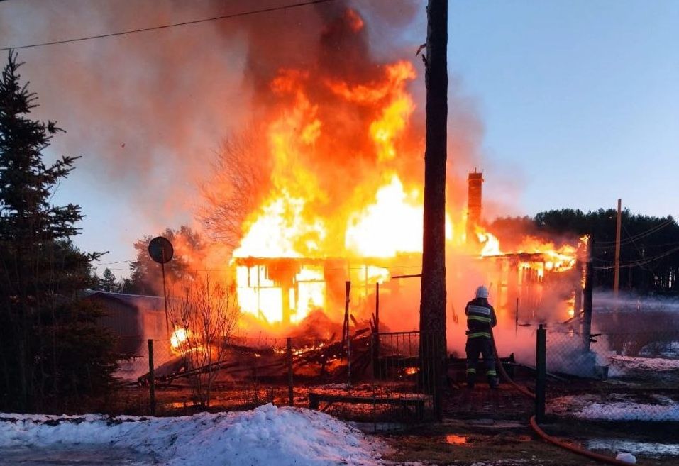 В Пряжинском районе сгорел трехквартирный дом