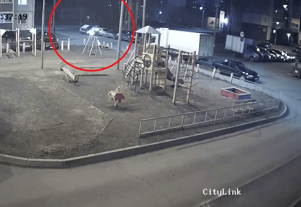 Легковой автомобиль спровоцировал массовую аварию во дворе в Петрозаводске