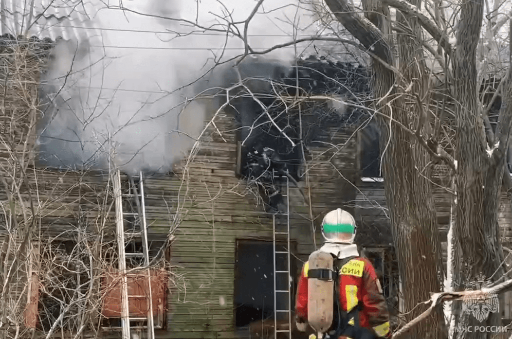 Спасатели тушат пожар в аварийном доме в Петрозаводске