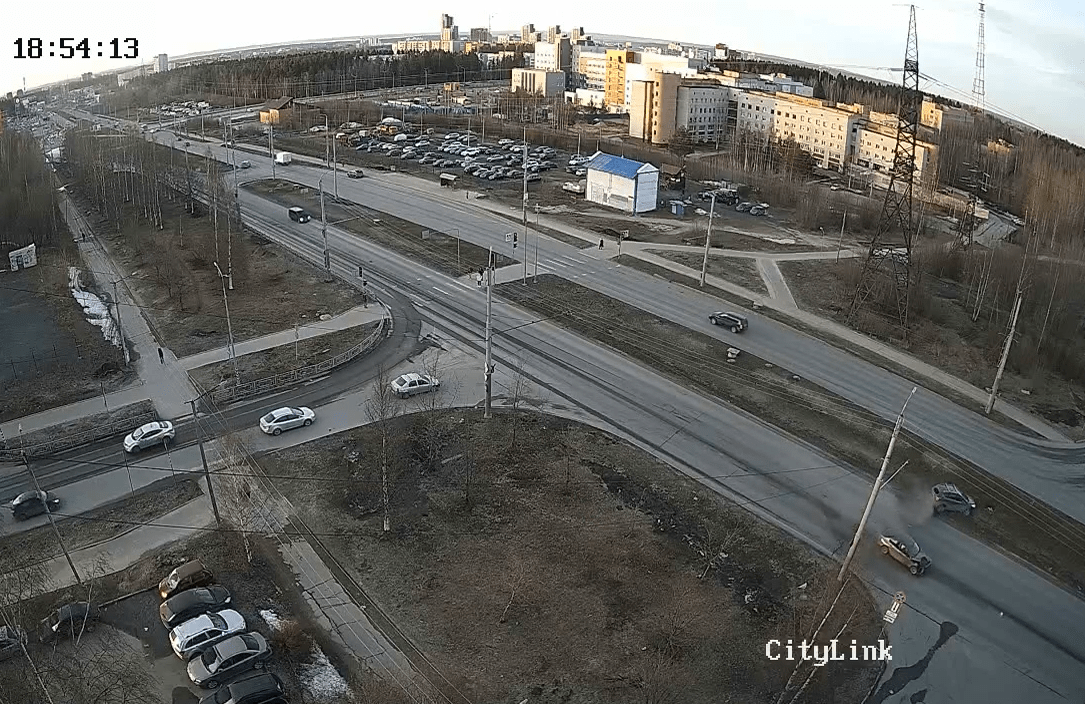 Один автомобиль развернуло, второй вынесло на газон после ДТП в Петрозаводске