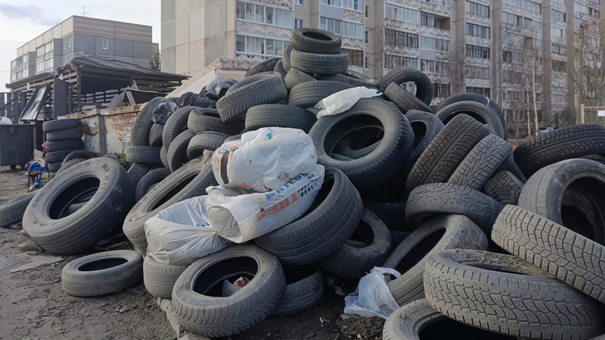 В Петрозаводске временно решили проблему со старыми покрышками