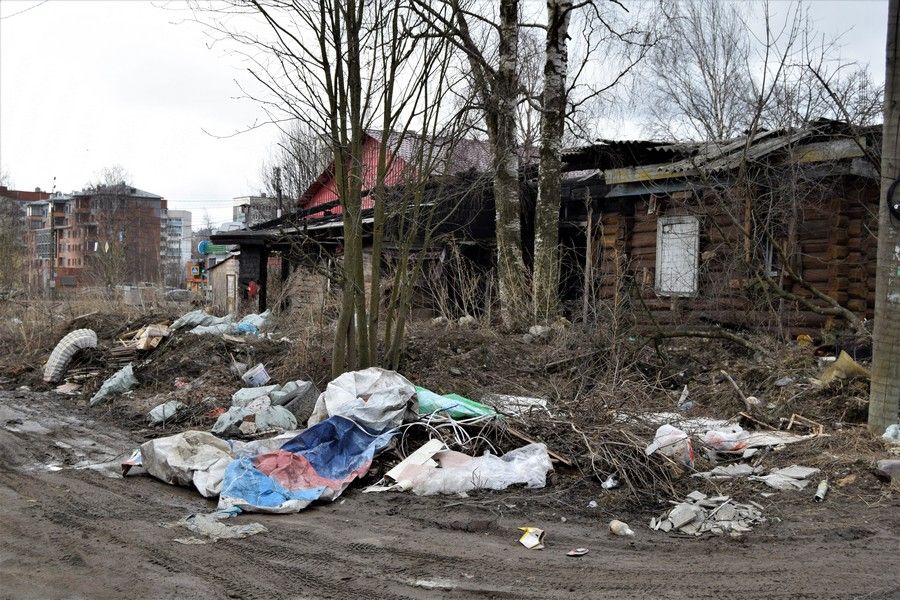 Санитарную зону рядом с колонкой на Перевалке превратили в свалку