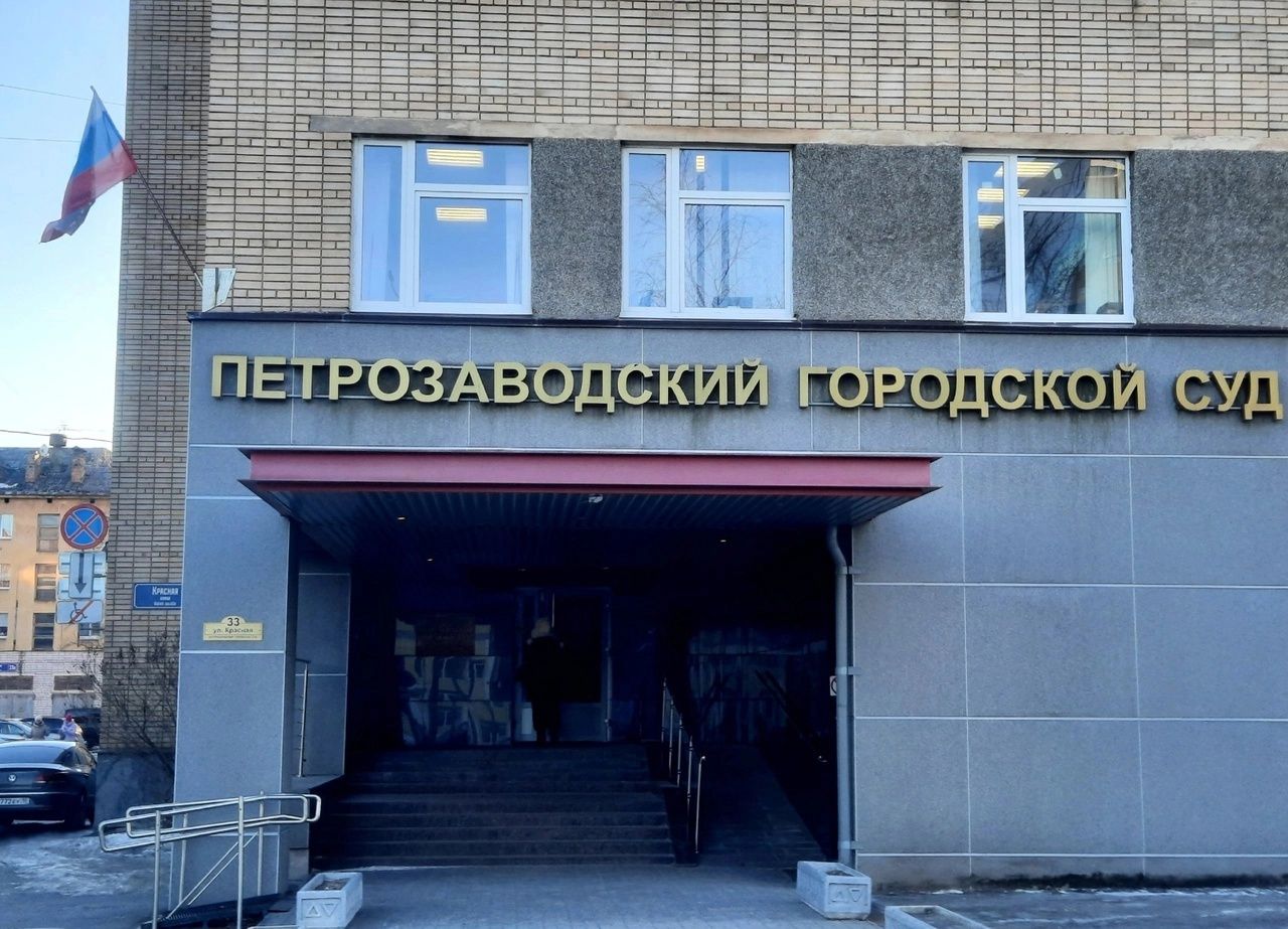 Мужчина пришел в Петрозаводский суд с ножами