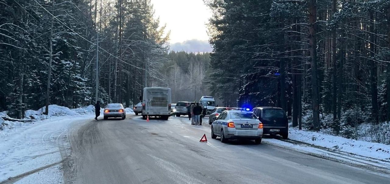 Легковой автомобиль отбросило на пассажирский автобус в Петрозаводске