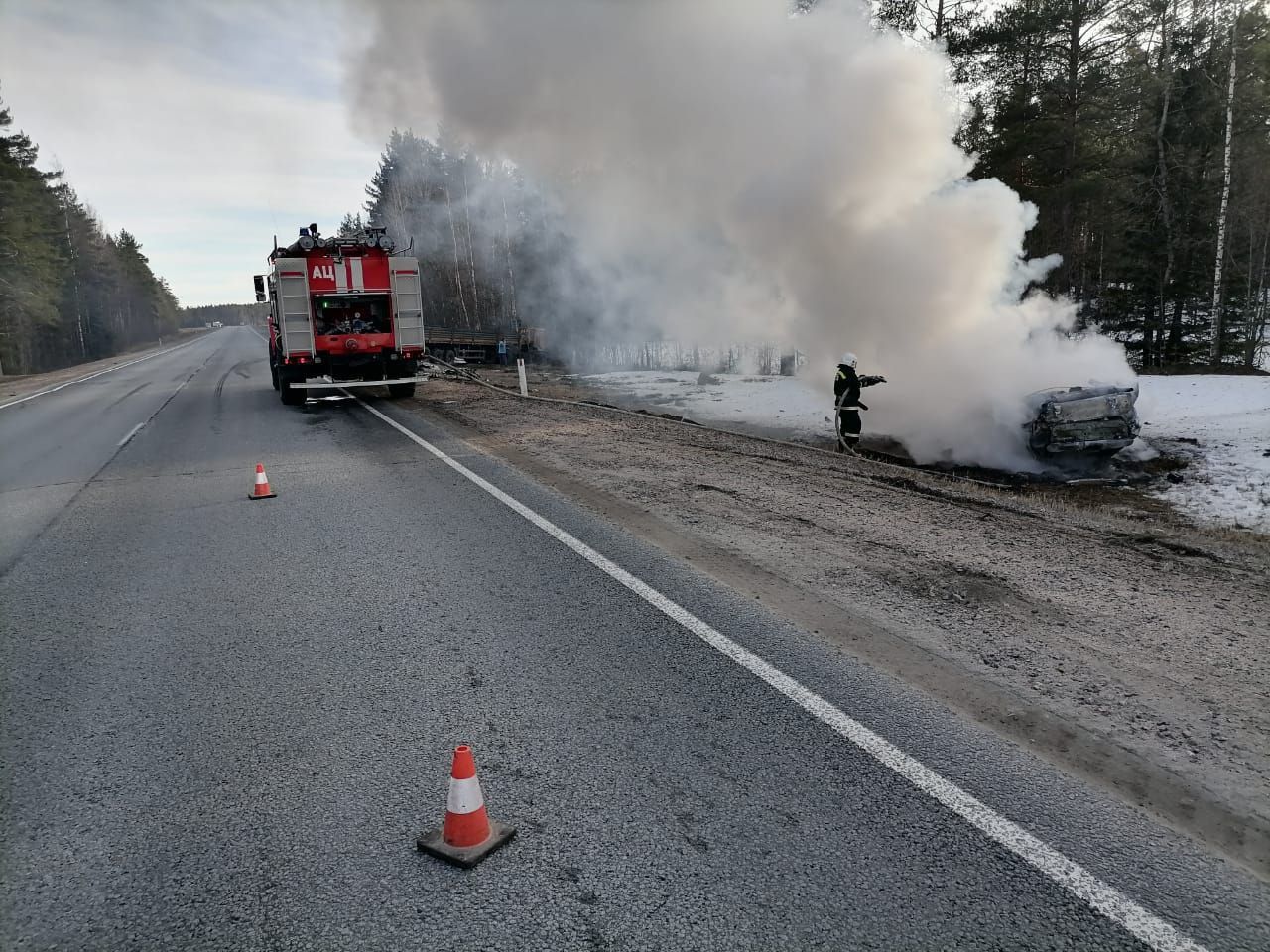 Легковой автомобиль загорелся после столкновения с грузовиком на трассе в Карелии