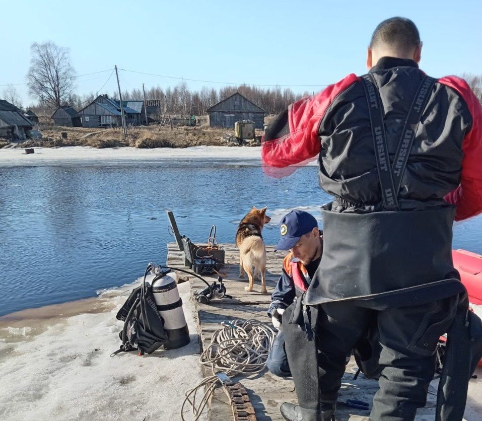 Спасатели ищут провалившегося под лед рыбака на севере Карелии