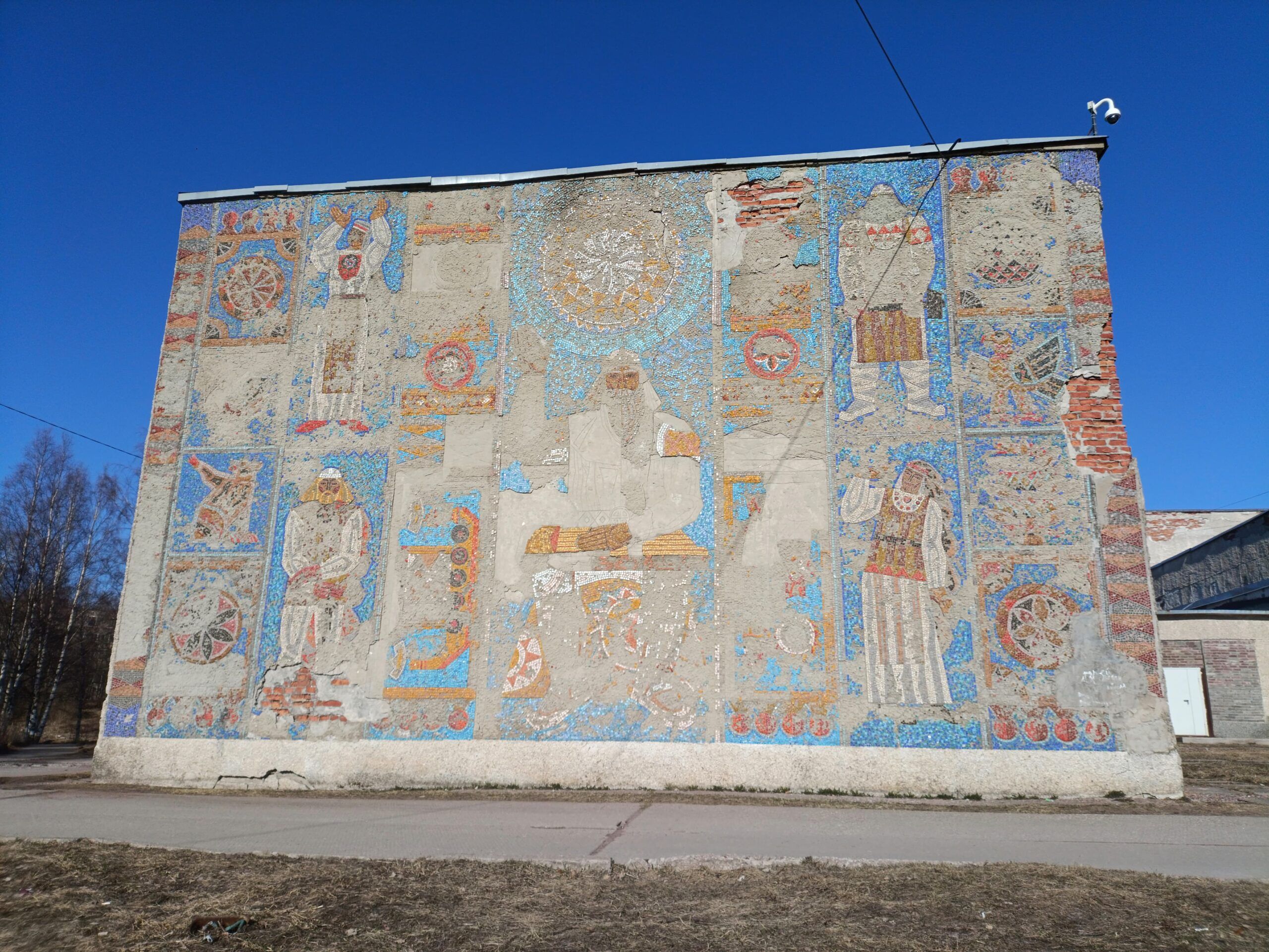 Художник-монументалист Владимир Игнатьев готов взяться за восстановление мозаичного панно в Питкяранте