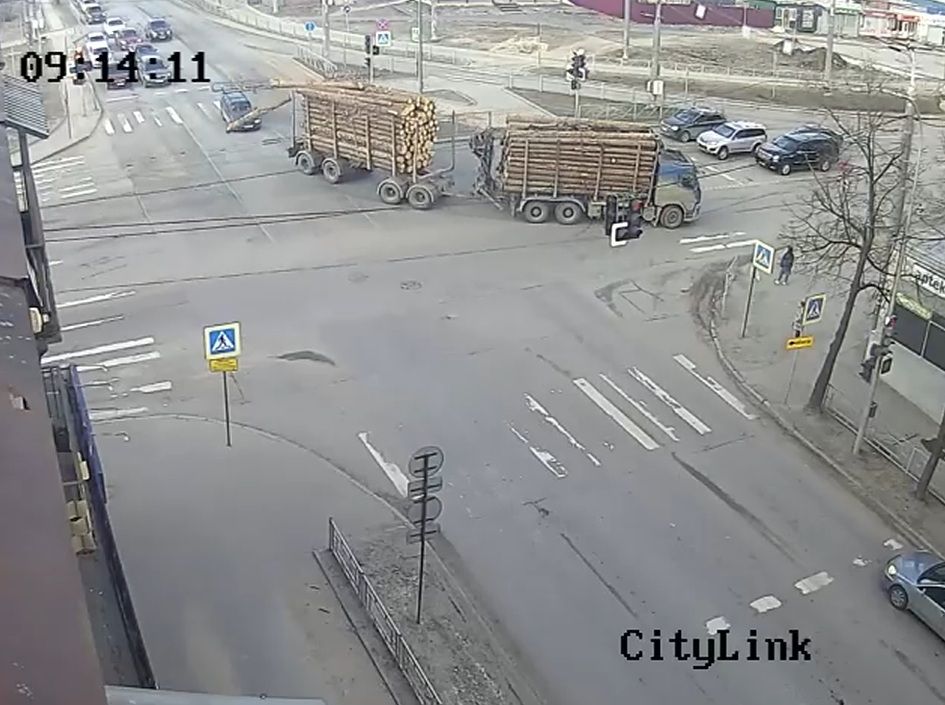 Лесовоз в Петрозаводске потерял несколько бревен во время движения