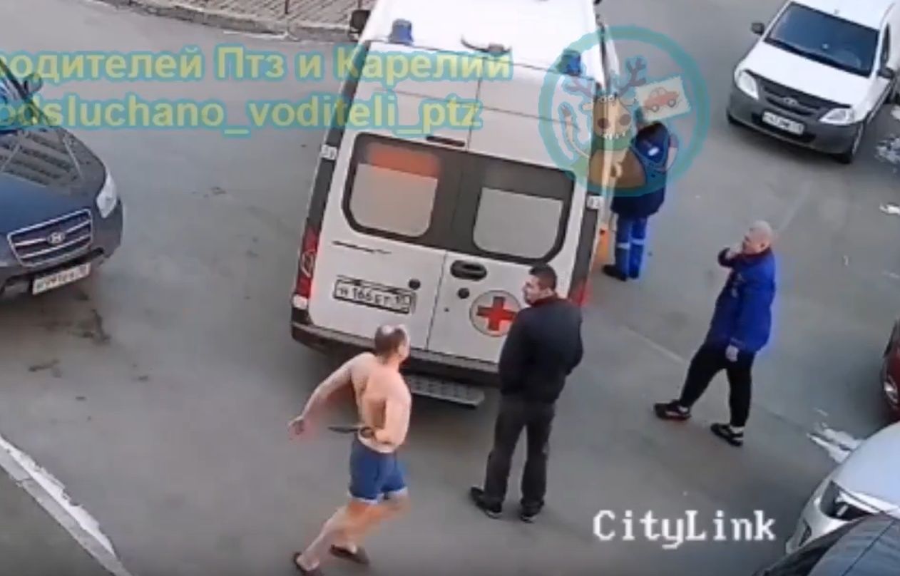 Появилось видео нападения с ножом на бригаду скорой помощи в Петрозаводске