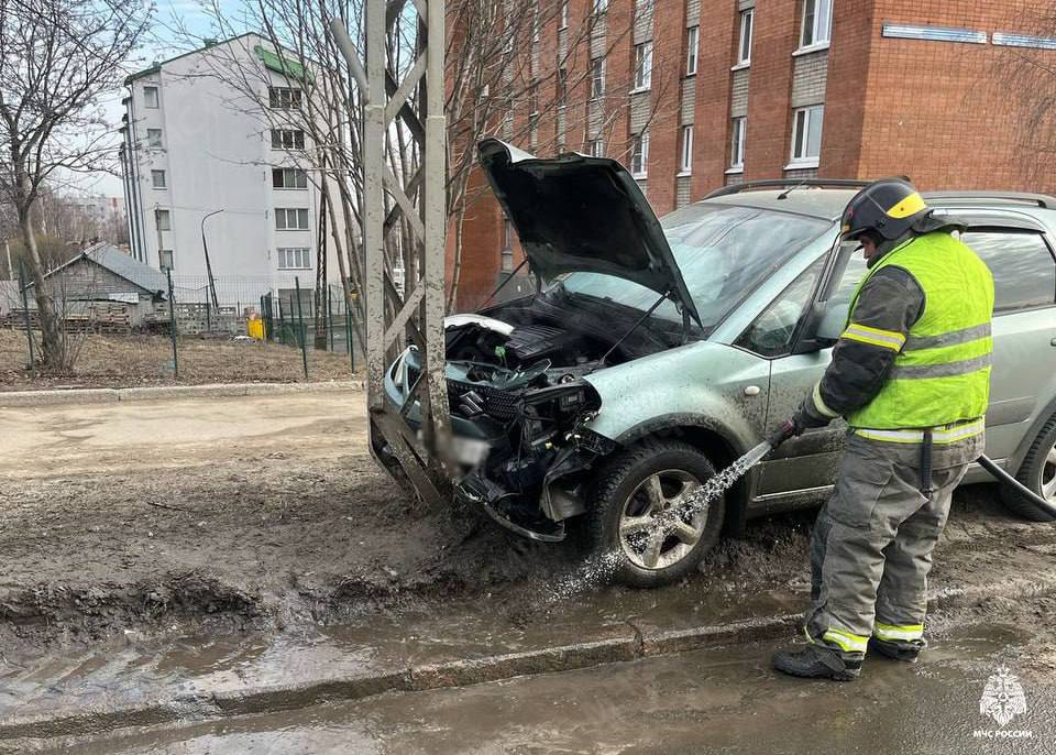 В Петрозаводске 56-летний водитель врезался в столб и погиб