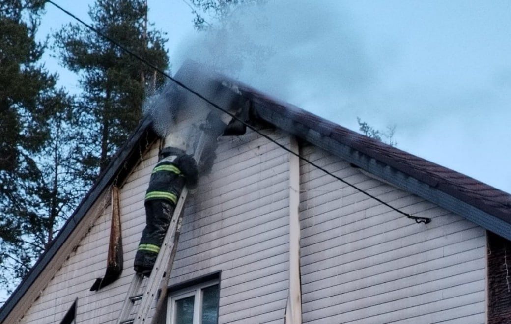 В карельском поселке горел двухэтажный коттедж