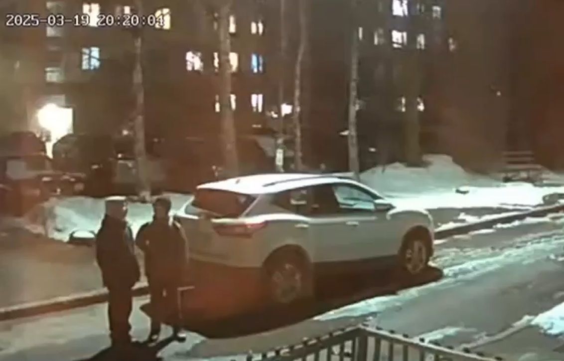 Подростки пугают жителей дома на Голиковке