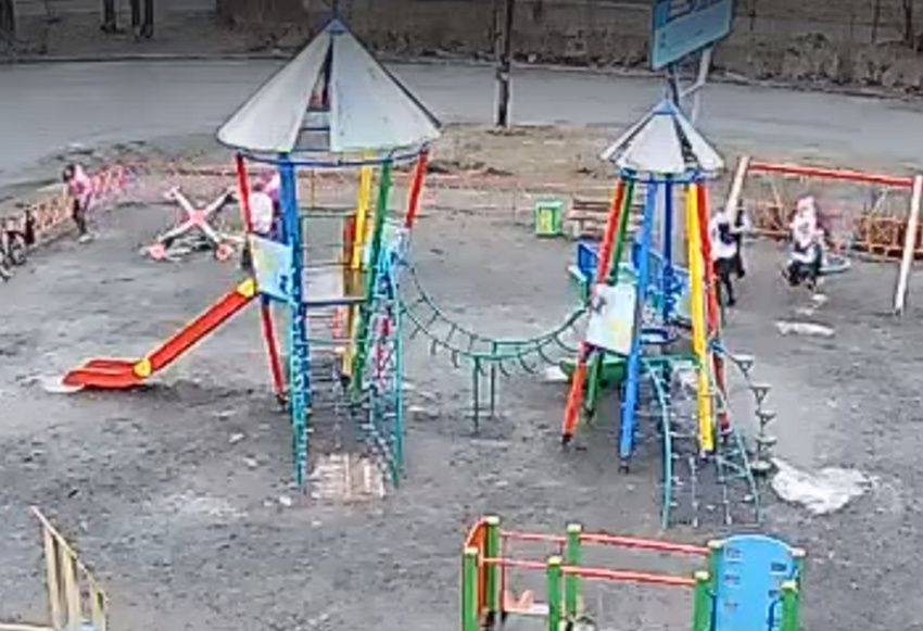 В Кондопоге ищут подростков, сломавших детскую карусель