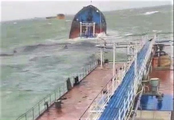 Названа сумма ущерба экологии от крушения танкеров в Черном море