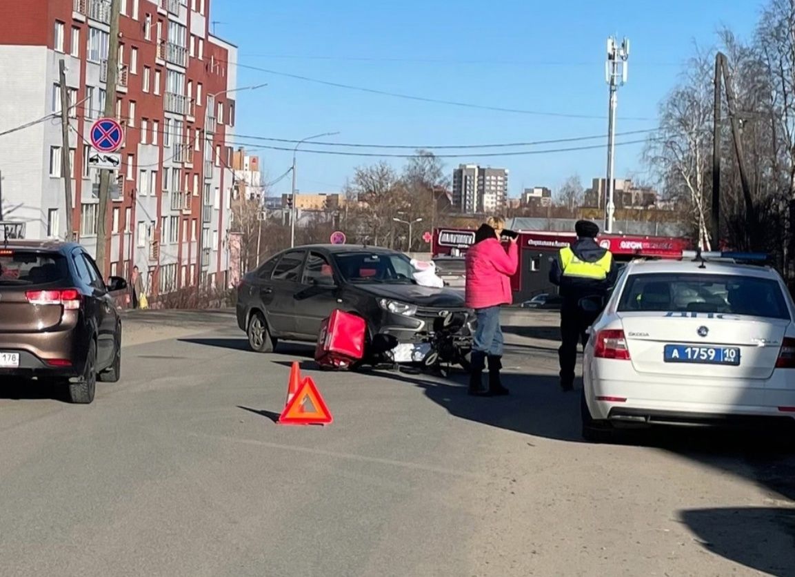 В Петрозаводске автомобиль сбил электровелосипедиста
