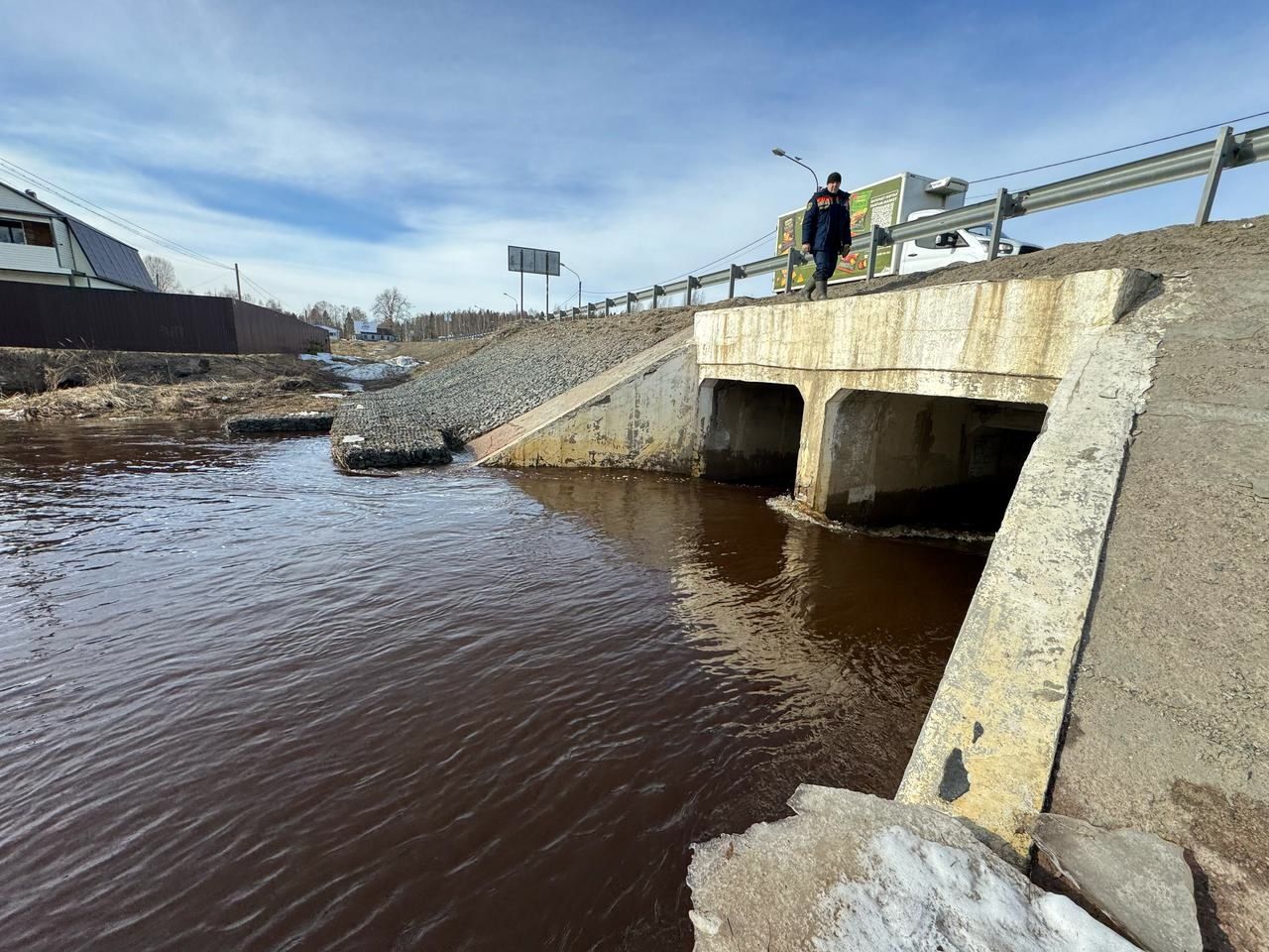Жители поселка Вилга пожаловались на высокий уровень воды в реке